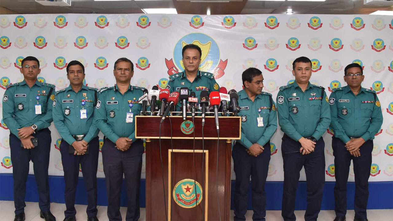 ডিএমপি মিডিয়া সেন্টারে এক সংবাদ সম্মেলনে কথা বলছেন ডিএমপির যুগ্ম কমিশনার ড. খ. মহীদ উদ্দীন। ছবি : কালবেলা