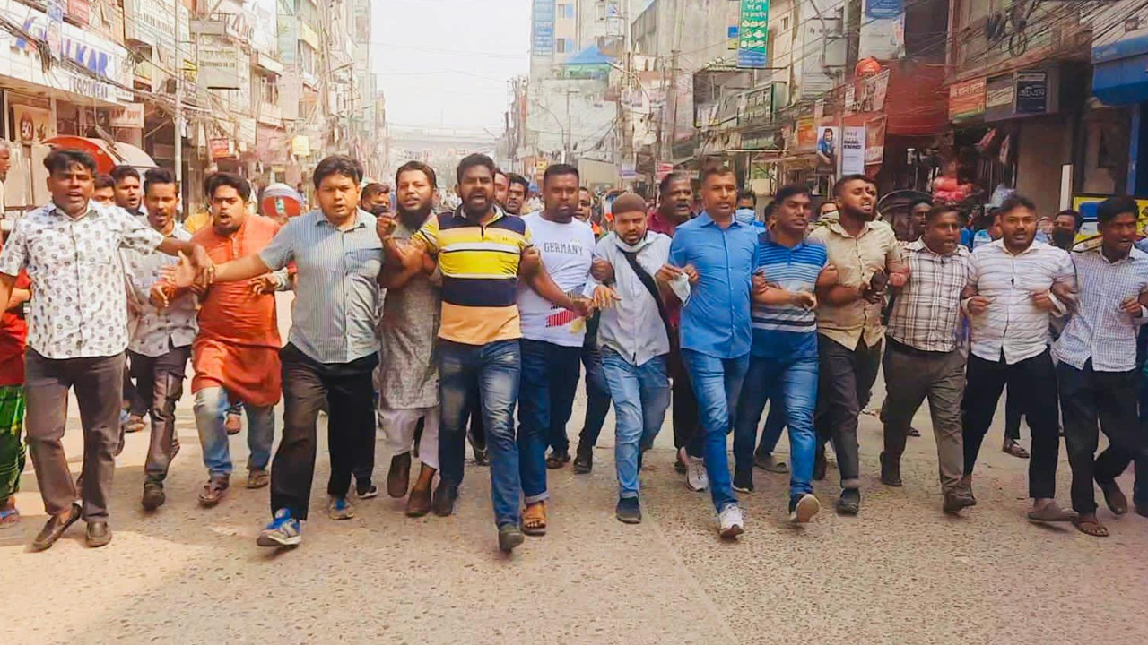 অবরোধ সমর্থনে রাজধানীর বিভিন্ন স্থানে স্বেচ্ছাসেবক দলের বিক্ষোভ মিছিল। ছবি : কালবেলা