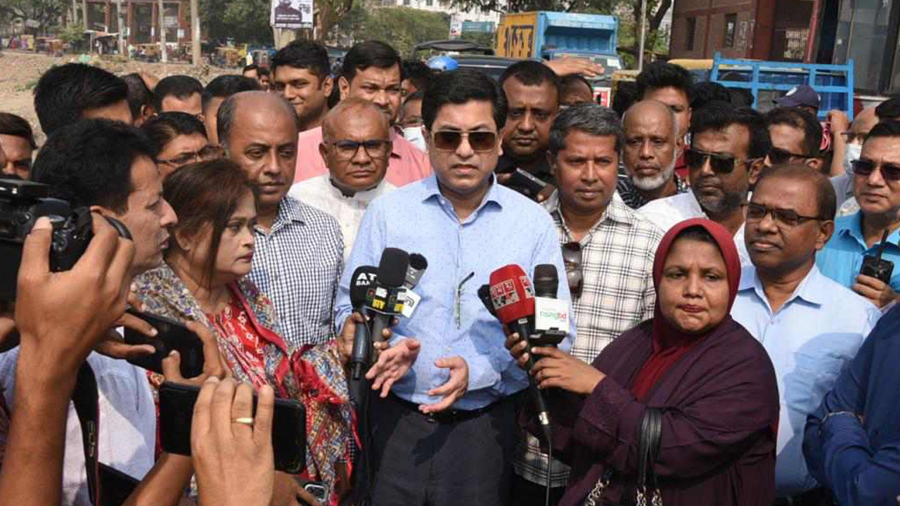আদি বুড়িগঙ্গা চ্যানেলে চলমান কার্যক্রম পরিদর্শন শেষে সাংবাদিকদের সঙ্গে কথা বলেন শেখ ফজলে নূর তাপস। ছবি : কালবেলা
