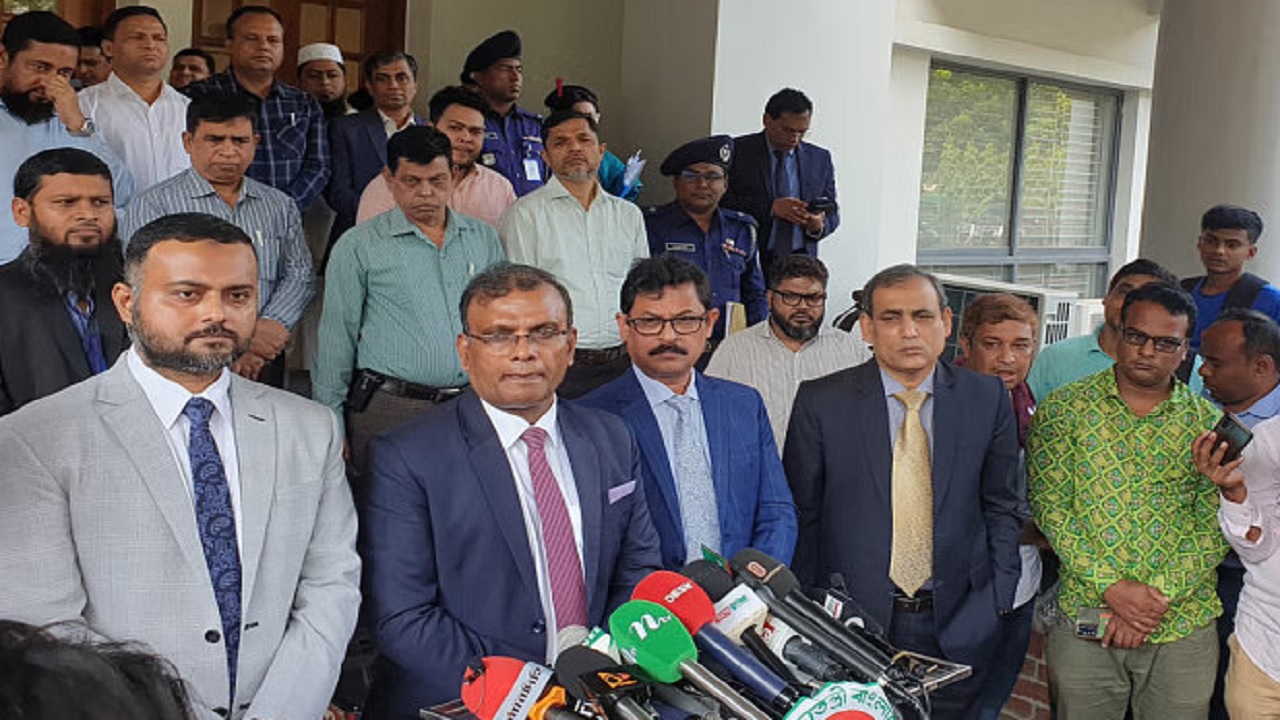 কুমিল্লা সার্কিট হাউসে মতবিনিময় সভা শেষে গণমাধ্যমকর্মীদের সাথে কথা বলেন নির্বাচন কমিশনার আনিছুর রহমান। ছবি : সংগৃহীত