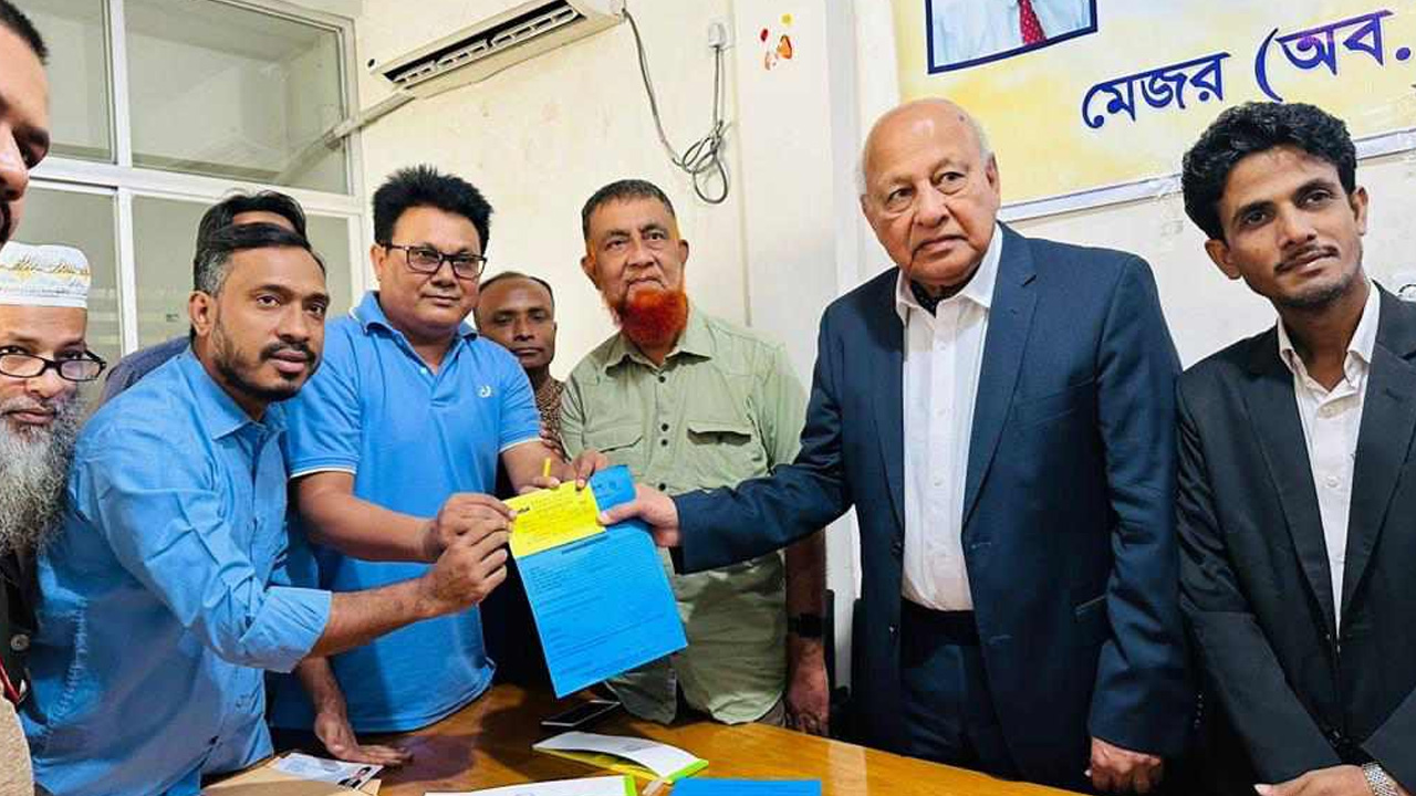 বিকল্পধারার মধ্যবাড্ডার দলীয় কার্যালয়ে মনোনয়ন ফরম কিনছেন নেতাকর্মীরা। ছবি : কালবেলা