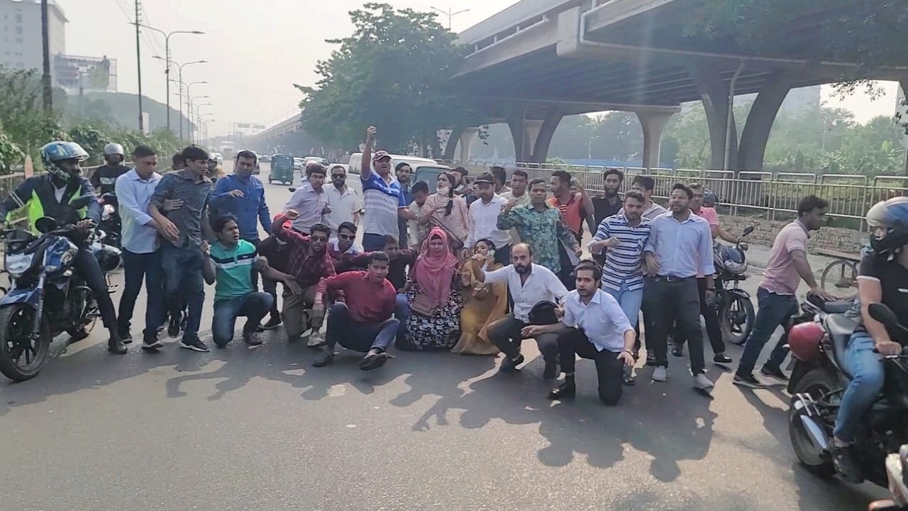 হরতালের সমর্থনে বনানীতে সড়ক অবরোধ করেছেন ছাত্রদলের নেতাকর্মীরা। ছবি : কালবেলা