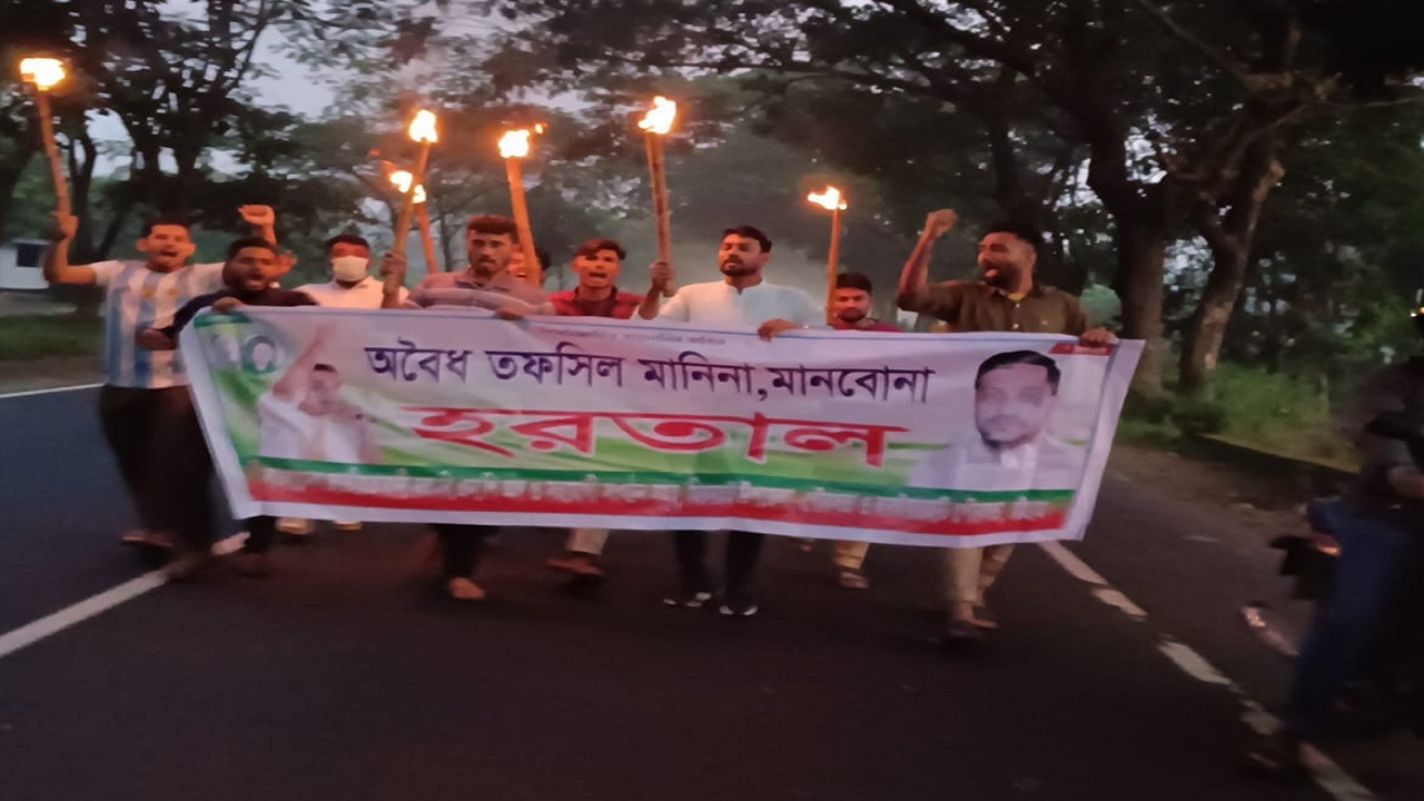 মশাল মিছিল বের করেন বিএনপির নেতাকর্মীরা। ছবি : কালবেলা