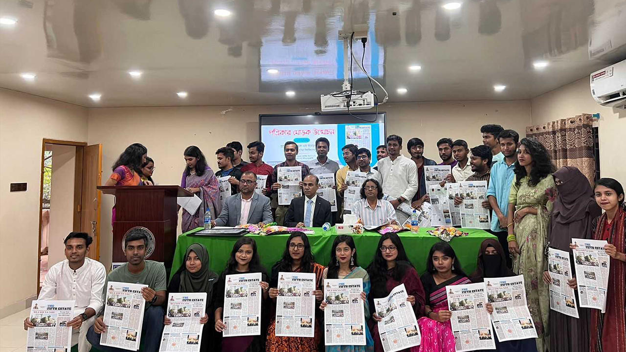 কুবিতে সাংবাদিকতা বিভাগের ‘দ্বি ফিফথ স্টেইট’ পত্রিকার মোড়ক উন্মোচন। ছবি : কালবেলা
