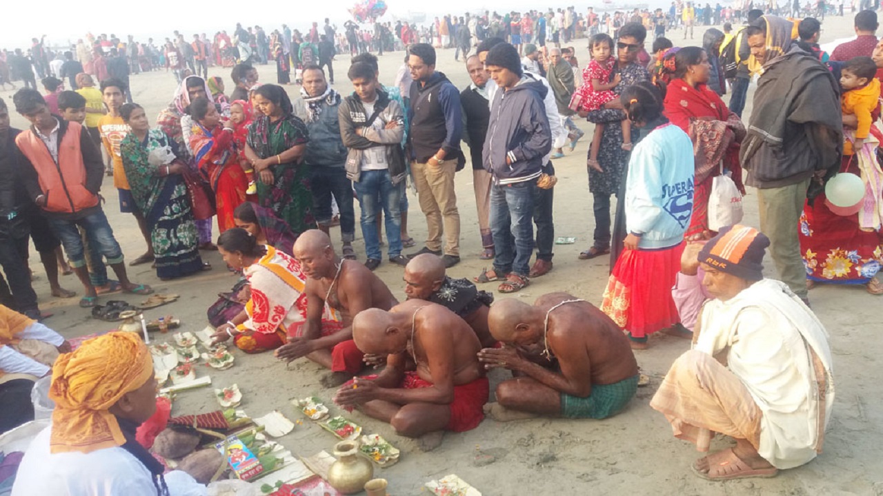 রাস পূর্ণিমা পূজা ও পুণ্যস্নান। ছবি : কালবেলা