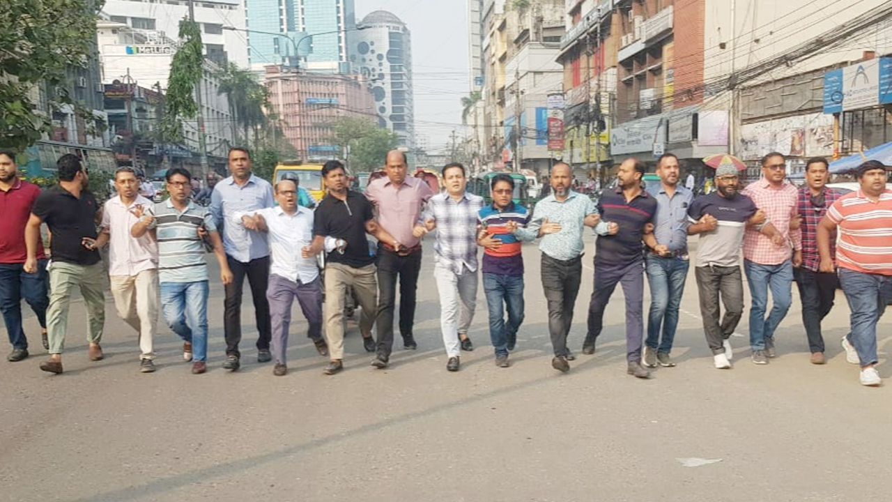 অবরোধের সমর্থনে রাজধানীতে যুবদলের বিক্ষোভ। ছবি : কালবেলা