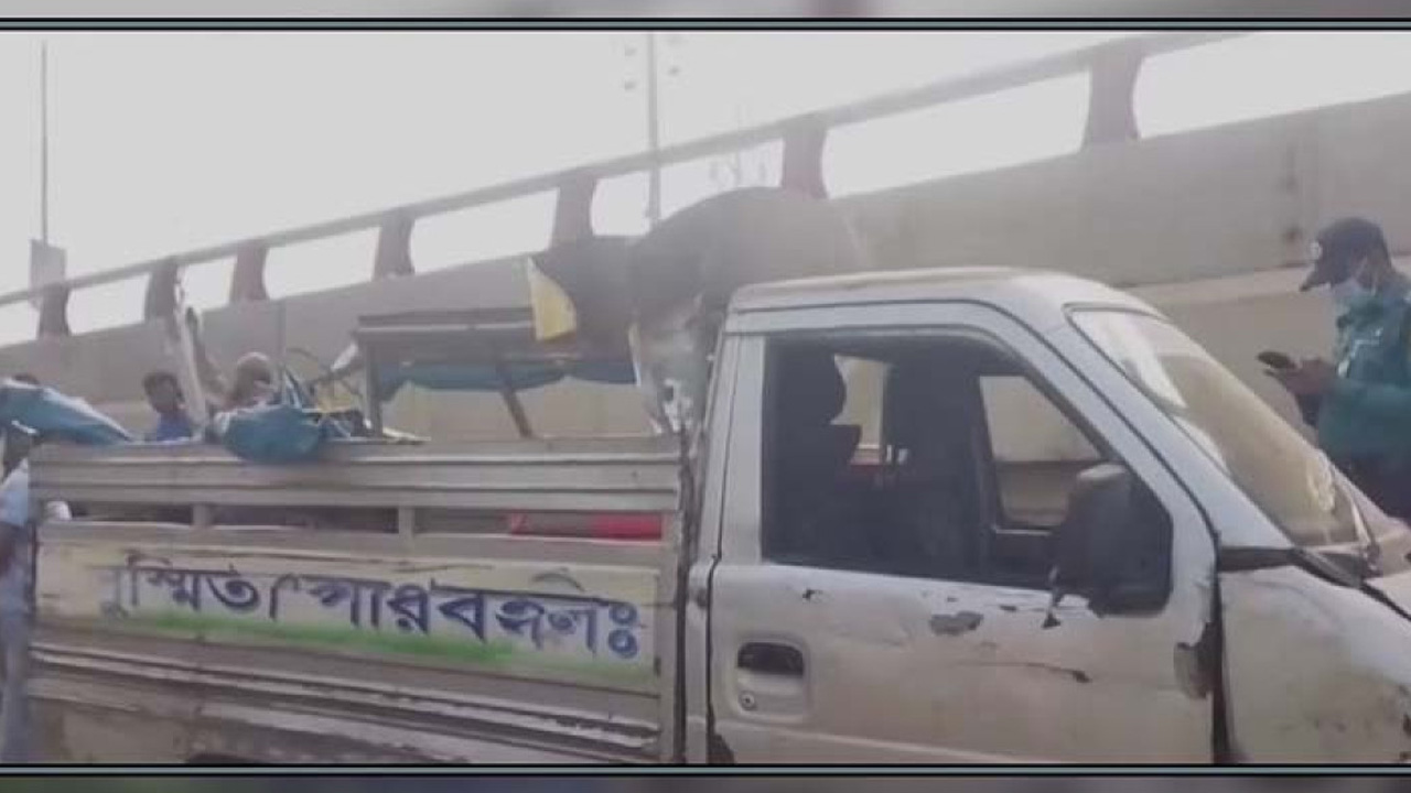 ডেমরায় দুর্ঘটনাকবলিত লেগুনা। ছবি : সংগৃহীত