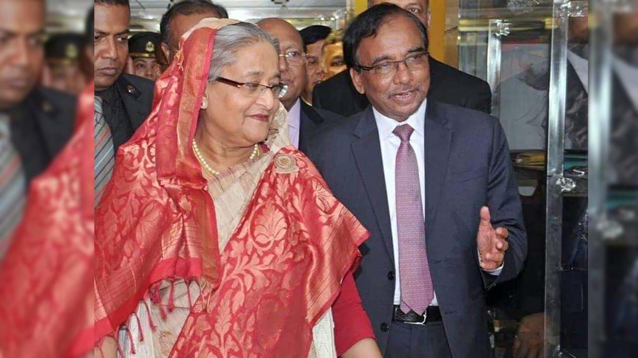 প্রধানমন্ত্রী শেখ হাসিনার সঙ্গে এম এ মোতালেব। ছবি : সংগৃহীত