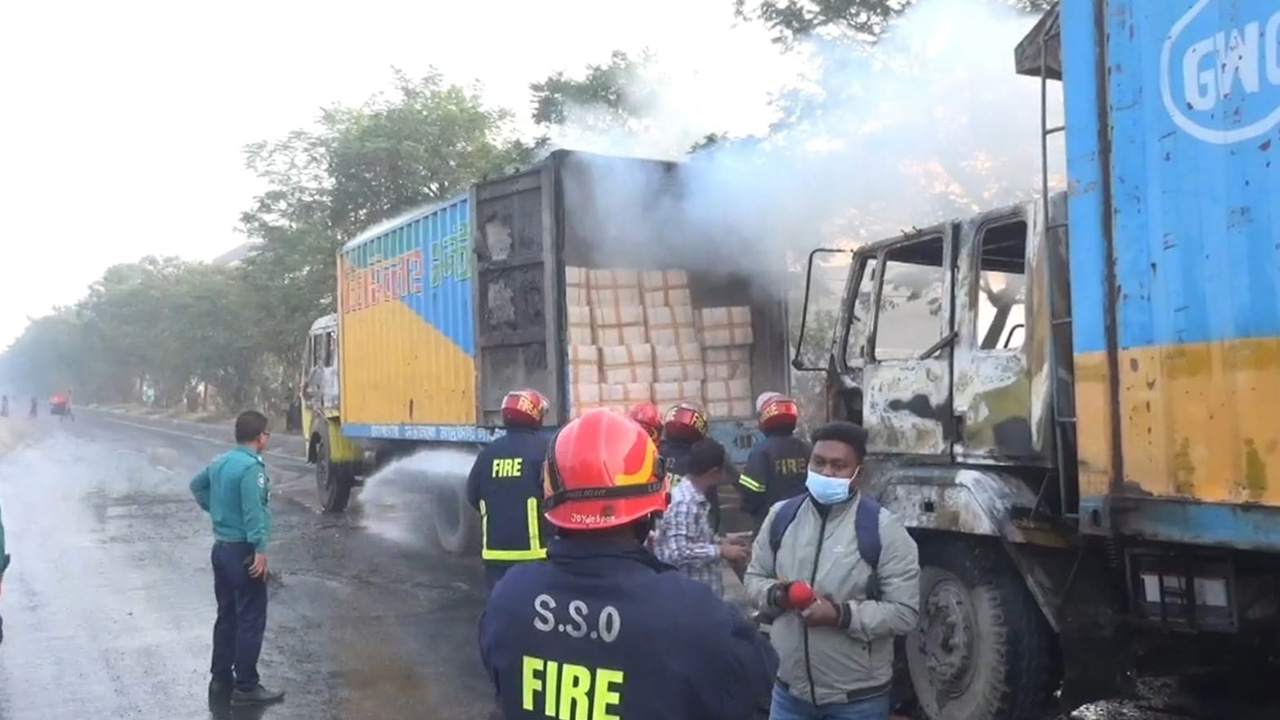 গাজীপুর সিটি করপোরেশনের দক্ষিণ সালনা এলাকায় পোশাক কারখানার সুতাবাহী দুই কাভার্ডভ্যানে আগুন। ছবি : কালবেলা