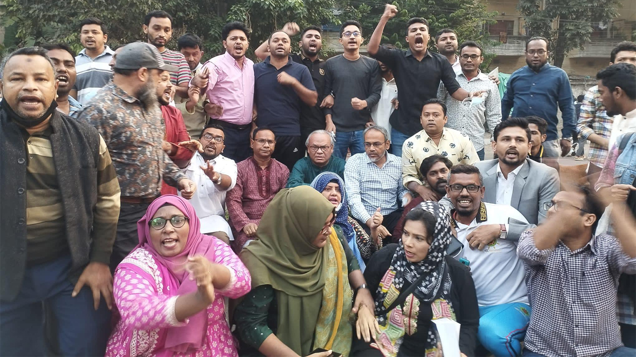 রাজধানীর ফকিরাপুল এলাকায় পিকেটিং ও সড়ক অবরোধ করেছেন বিএনপি ও অঙ্গসংগঠনের নেতাকর্মীরা। ছবি : কালবেলা