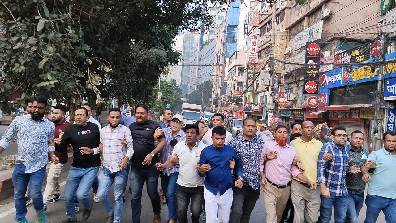 রাজধানীর পান্থপথে বিক্ষোভ মিছিল করেছে জাতীয়তাবাদী স্বেচ্ছাসেবক দলের নেতাকর্মীরা। ছবি : কালবেলা