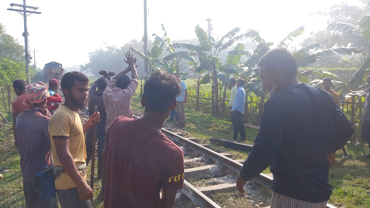 হবিগঞ্জের শায়েস্তাগঞ্জের লস্করপুরে তেলবাহী ট্রেন লাইনচ্যুতের ১৩ ঘন্টা পর রেল চলাচল স্বাভাবিক। ছবি : কালবেলা