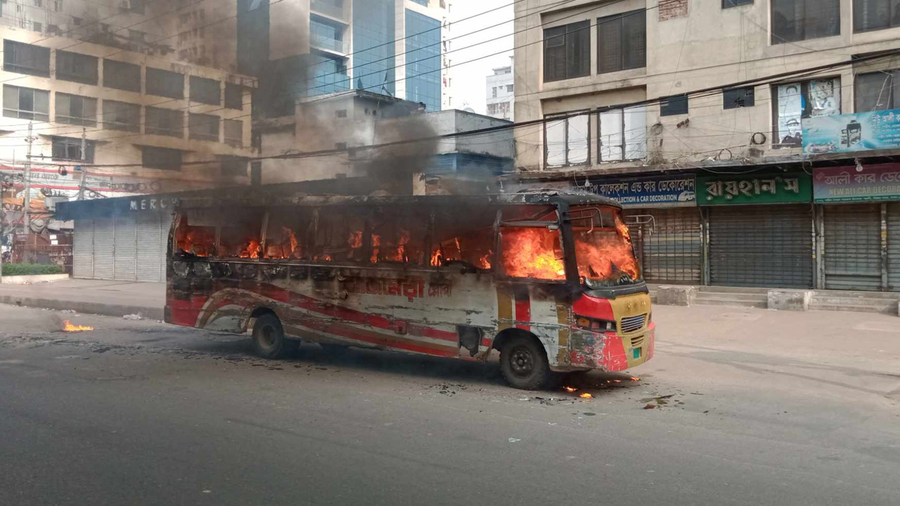 রাজধানীর বিজয়নগরে যাত্রীবাহী বাসে আগুন। ছবি : কালবেলা
