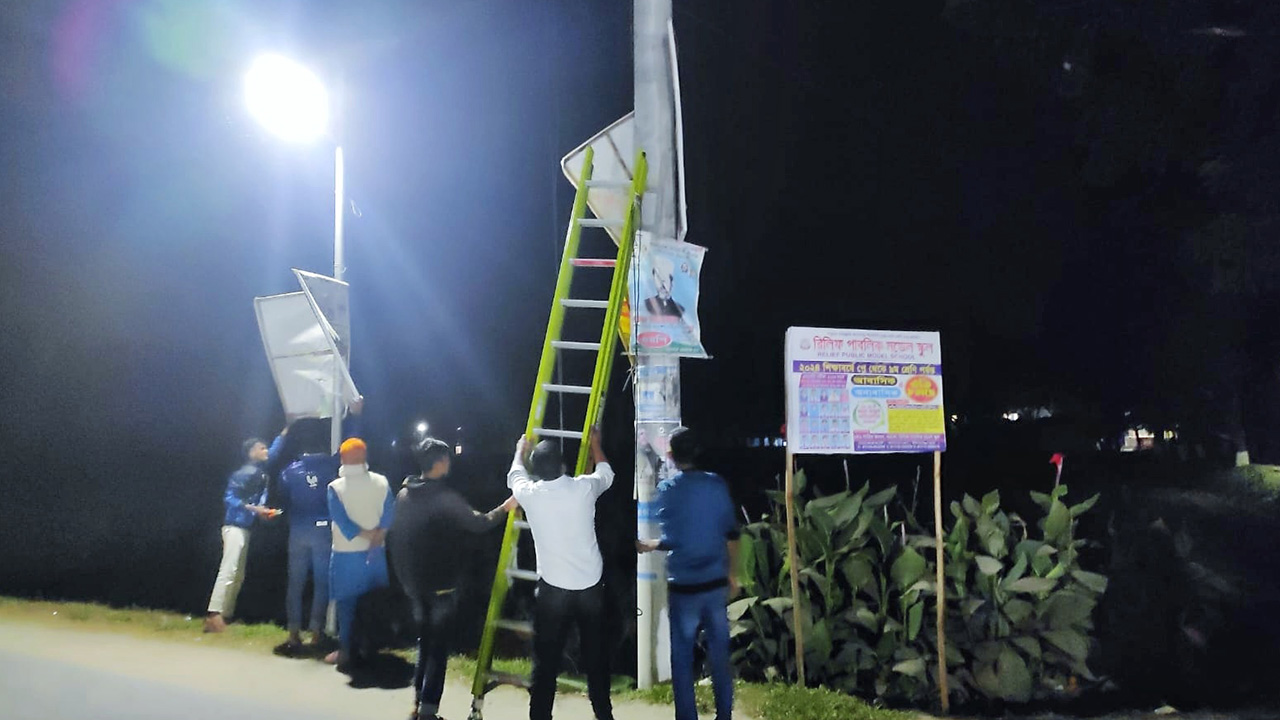 দিনাজপুরের খানসামায় পোস্টার, ব্যানার, বিলবোর্ড ইত্যাদি অপসারণ শুরু করেছে উপজেলা প্রশাসন। ছবি : কালবেলা