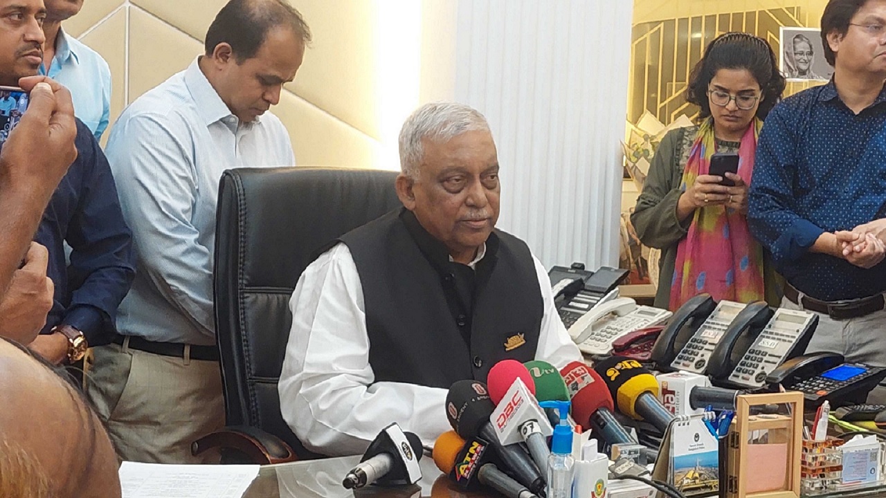 সচিবালয়ে ঢাকায় নিযুক্ত জাতিসংঘের আবাসিক প্রতিনিধি গোয়েন লুইসের সঙ্গে বৈঠক শেষে সাংবাদিকদের ব্রিফ করছেন স্বরাষ্ট্রমন্ত্রী। ছবি : সংগৃহীত