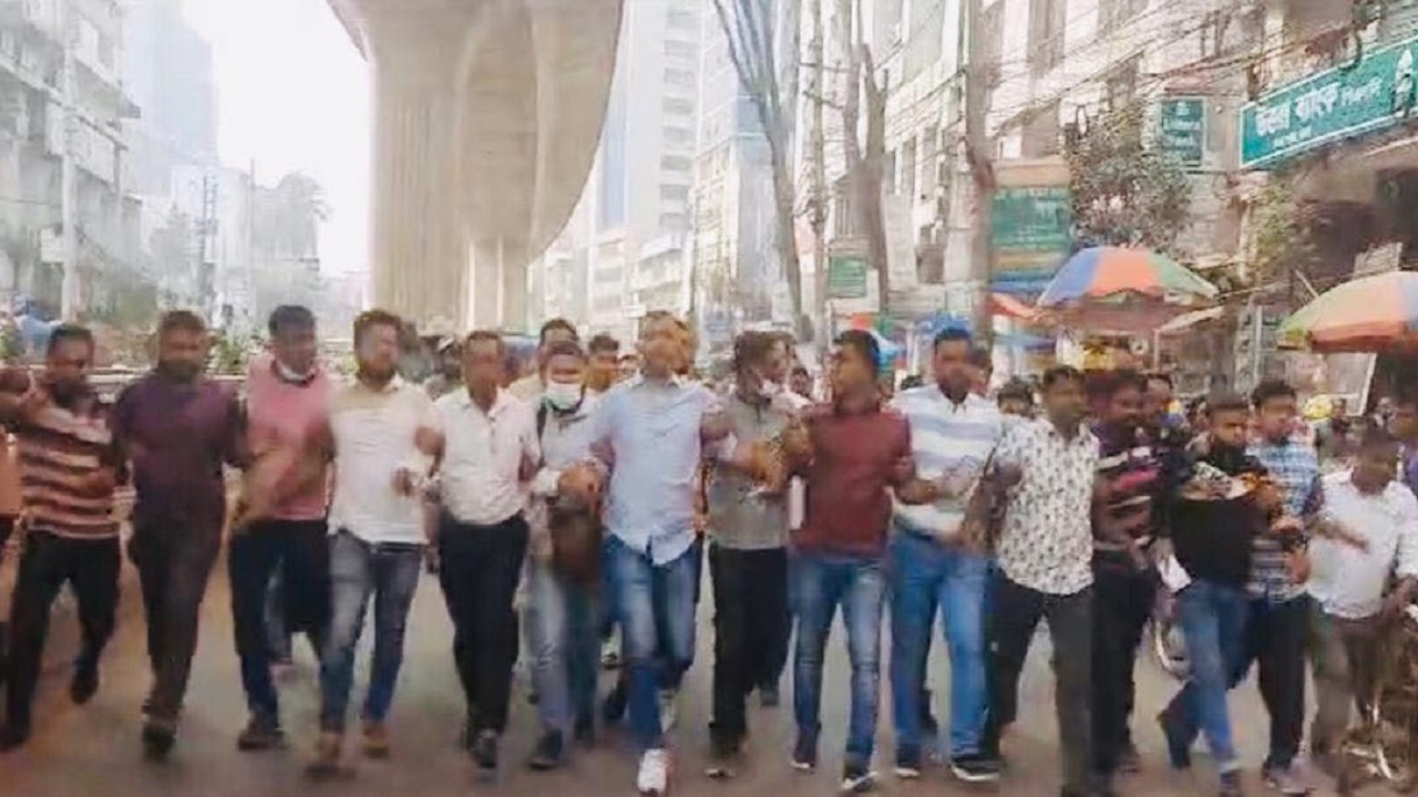 অবরোধ সফল করতে রাজধানীতে বিক্ষোভ করেছে ঢাকা মহানগর দক্ষিণ স্বেচ্ছাসেবক দলের নেতাকর্মীরা। ছবি : কালবেলা