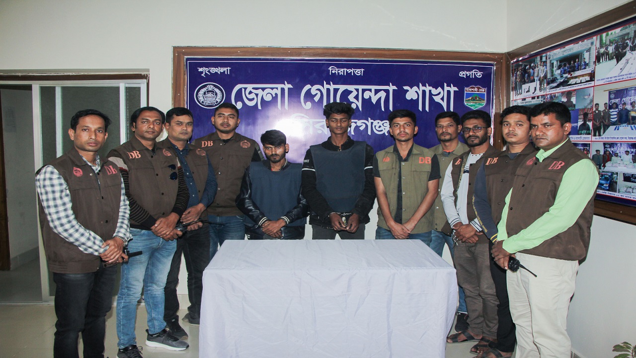 ডিবির হাতে গ্রেপ্তার আসামিরা। ছবি : কালবেলা