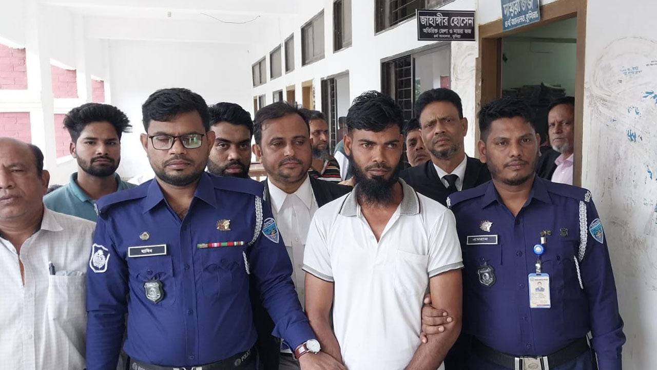 আদালত প্রাঙ্গণে আসামি। ছবি : কালবেলা