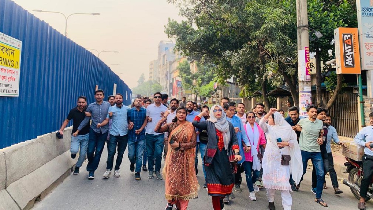 একদফা দাবি ও দ্বাদশ নির্বাচনের তপশিল বাতিলের দাবিতে অবরোধ সফল করতে রাজধানীর খিলগাঁওয়ে মিছিল করেছেন ছাত্রদলের নেতাকর্মীরা। ছবি : কালবেলা