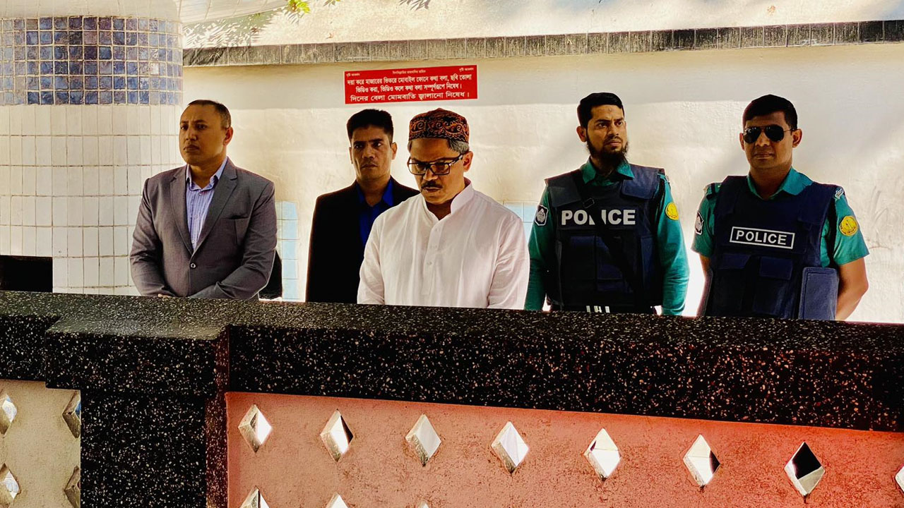 পররাষ্ট্র প্রতিমন্ত্রী শাহরিয়ার আলম বৃহস্পতিবার হজরত শাহ জালাল (রহ.)-এর মাজার জিয়ারত করেন। ছবি : কালবেলা