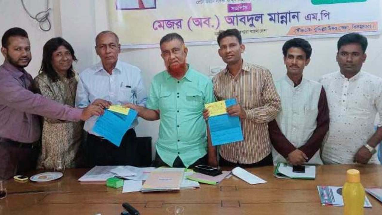 বৃহস্পতিবার চারজন বিকল্পধারার মনোনয়নপ্রত্যাশী ফরম সংগ্রহ করেছেন। ছবি : কালবেলা