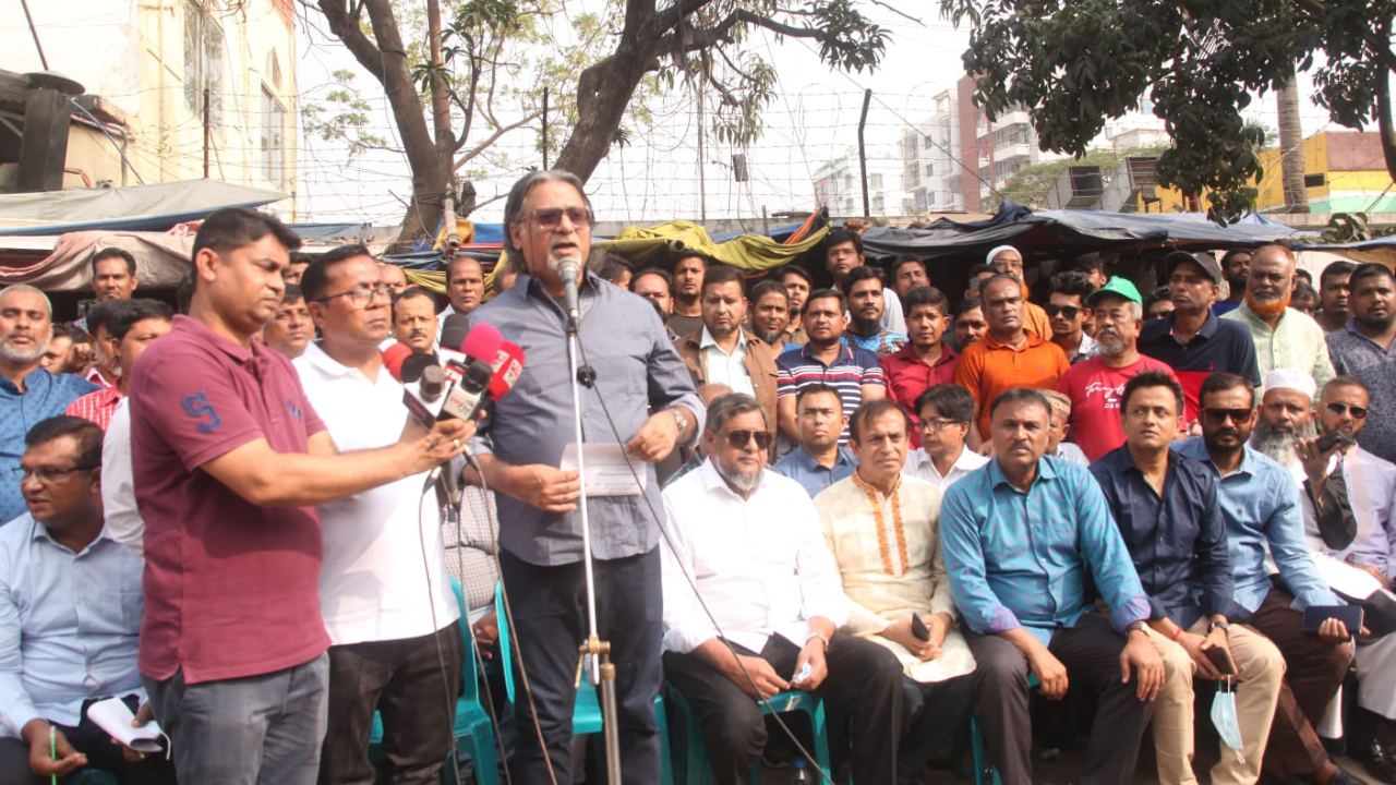 মিরপুর-১২ বাসস্ট্যান্ডে অবস্থান কর্মসূচিতে শেখ পরশ। ছবি : সৌজন্য