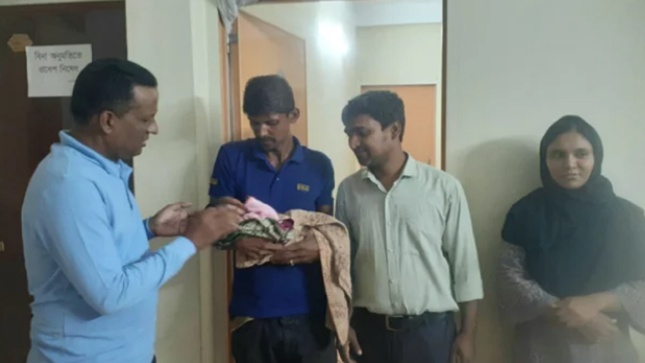 নবজাতককে দেখতে হাসপাতালে ওসি। ছবি : কালবেলা