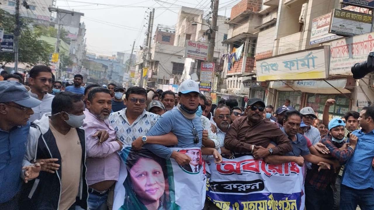 খুলনা মহানগর বিএনপির নেতাকর্মীরা। ছবি : কালবেলা