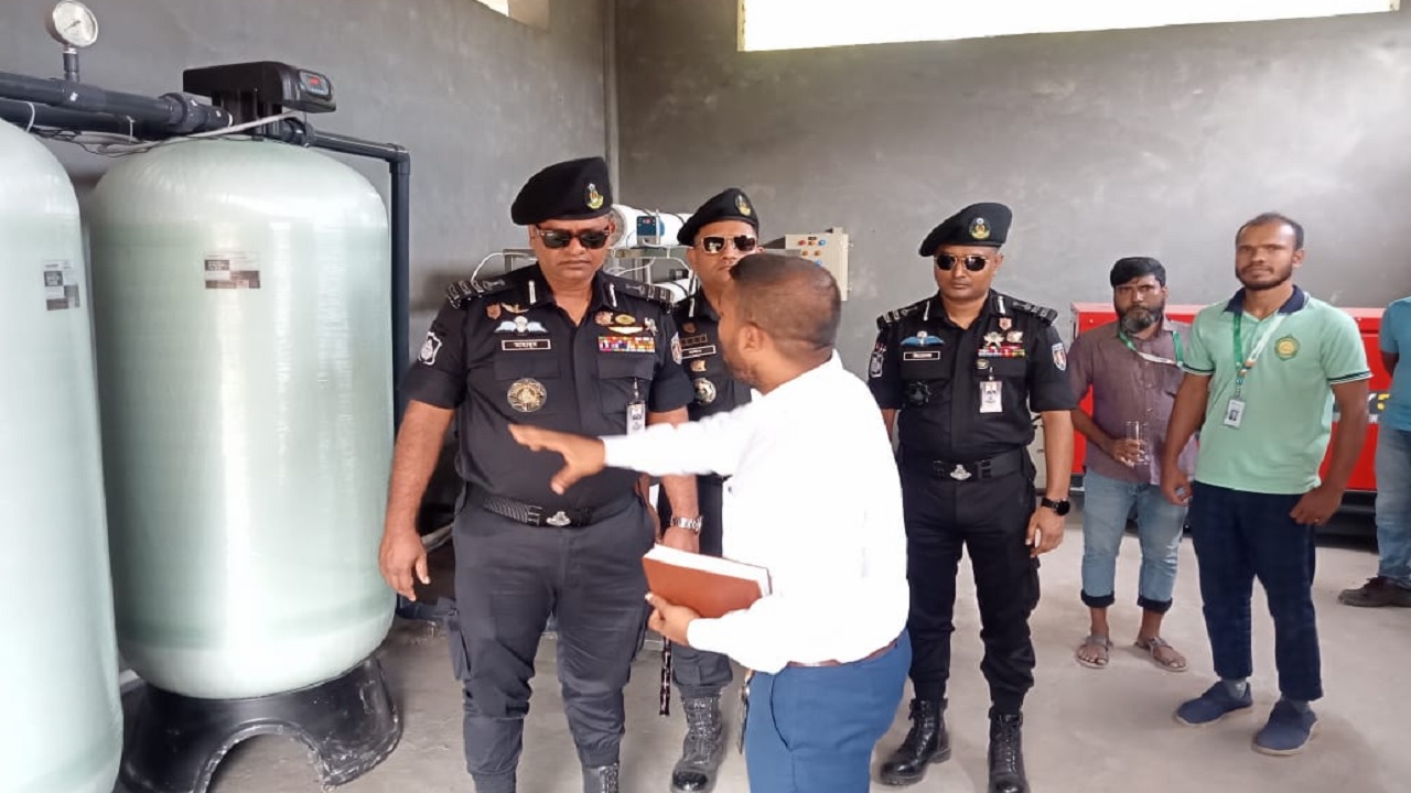 নানা প্রতিকূলতা মোকাবিলা করে দুবলার চরে আগতদের পানির দুঃখ দূর করার উদ্যোগ নিয়েছে র‌্যাব। ছবি : কালবেলা