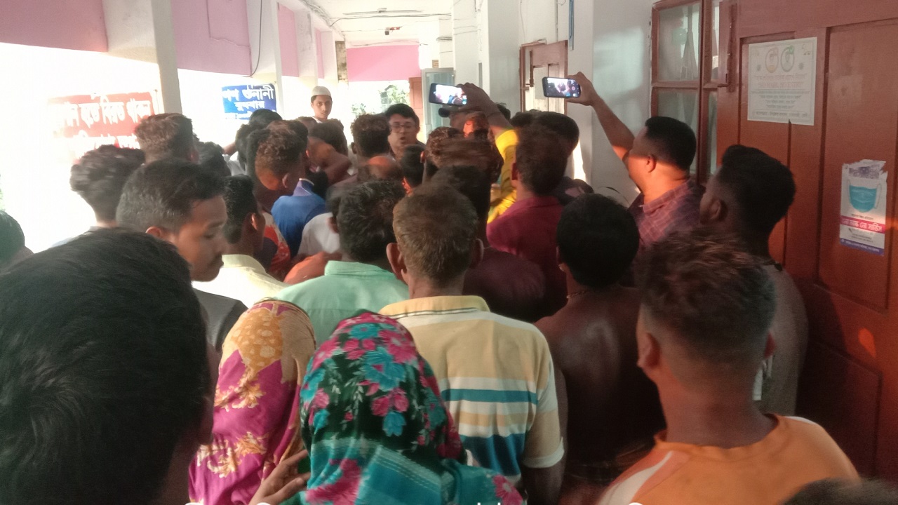 ফেনীতে ইউএনওর কার্যালয় ঘেরাও করে বিক্ষুব্ধ জেলেরা। ছবি : কালবেলা