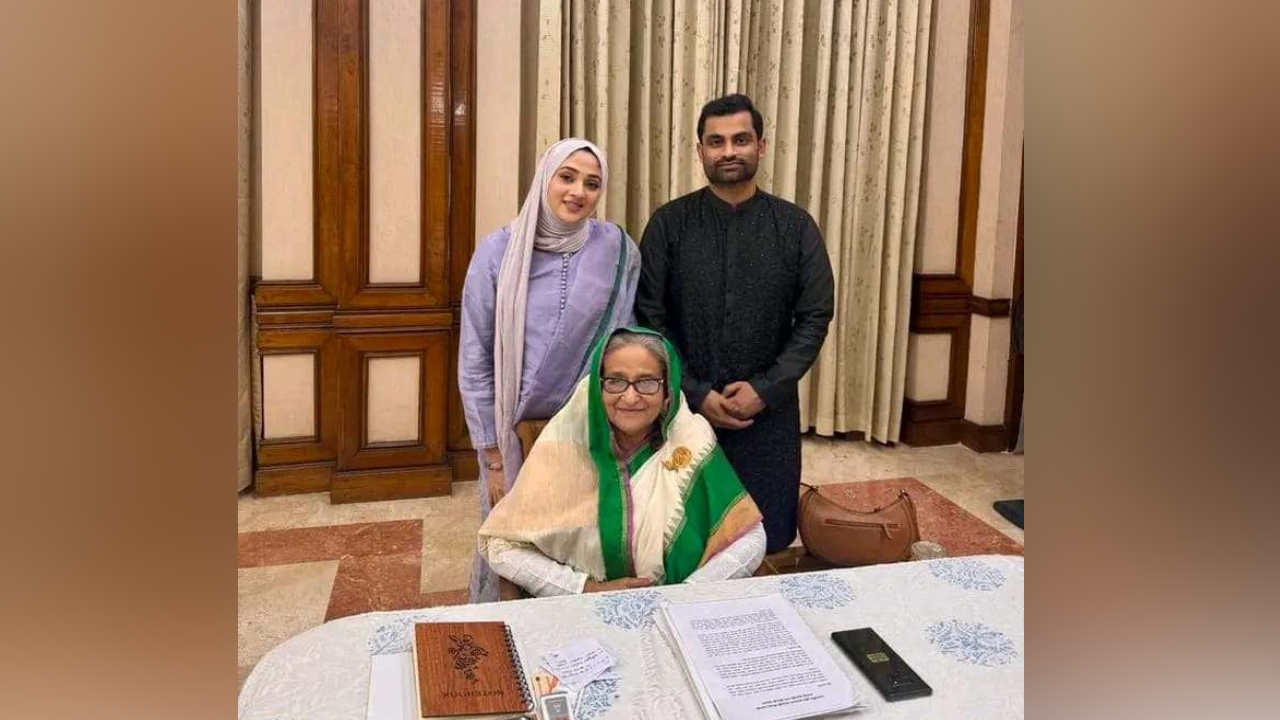প্রধানমন্ত্রীর সঙ্গে তামিম-আয়েশা দম্পতি। ছবি : সংগৃহীত