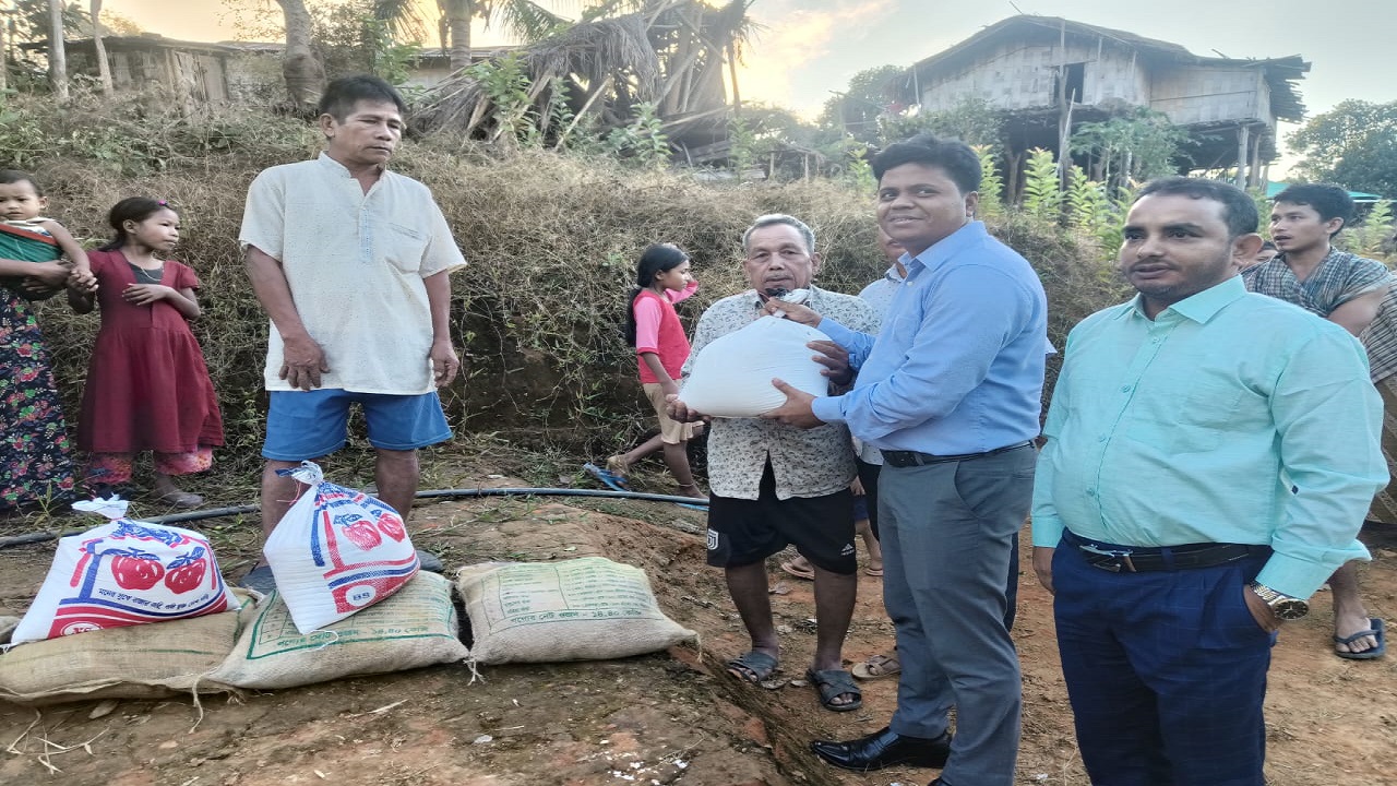 বম পরিবারগুলোর মধ্যে খাদ্যসামগ্রী তুলে দেওয়া হয়। ছবি : কালবেলা
