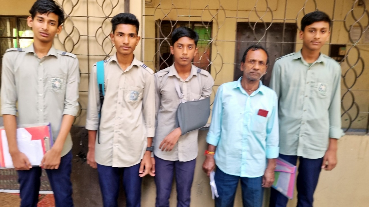 আঘাত প্রতিহত করতে চাইলে কনুইয়ে আঘাত পায় আকাশ। ছবি : কালবেলা