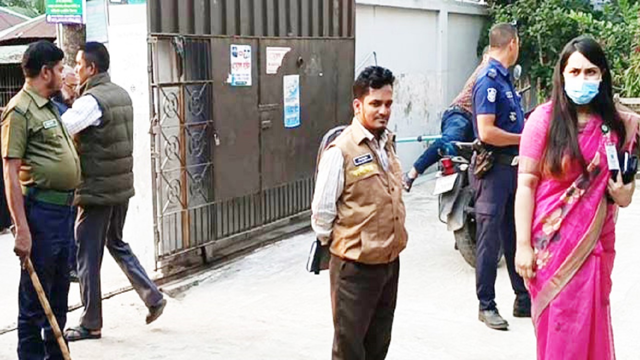 সেন্ট্রাল হাসপাতাল সাময়িকভাবে সিলগালা করে ভ্রাম্যমান আদালত। ছবি :কালবেলা