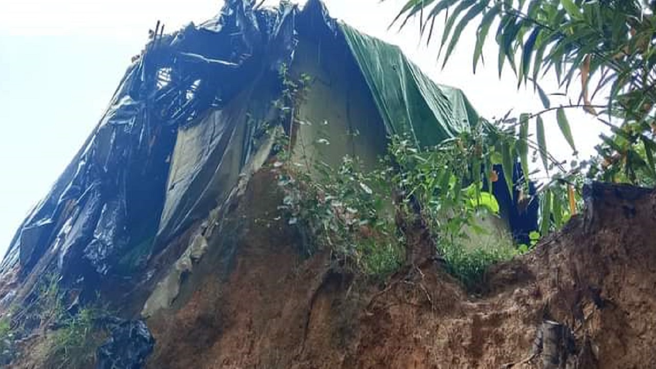 পেকুয়ায় পাহাড়ের চূড়ায় ঝুঁকিপূর্ণ বসবাস। ছবি : কালবেলা