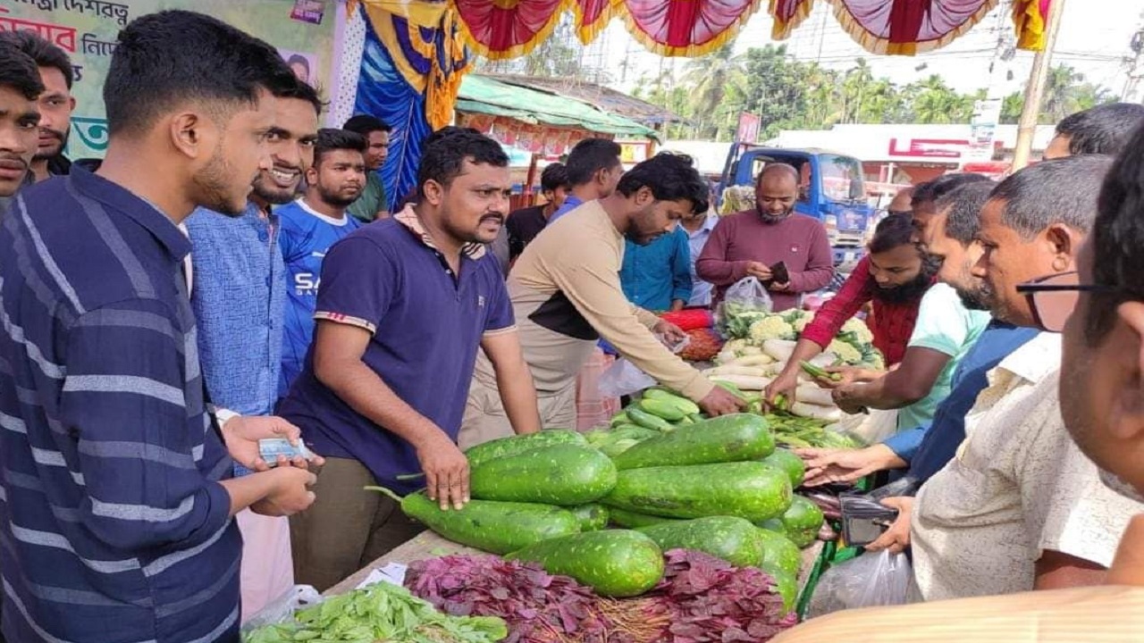 স্বল্পমূলে শাক-সবজি বিক্রি করছেন কুড়িগ্রাম জেলা ছাত্রলীগের নেতাকর্মীরা। ছবি : কালবেলা