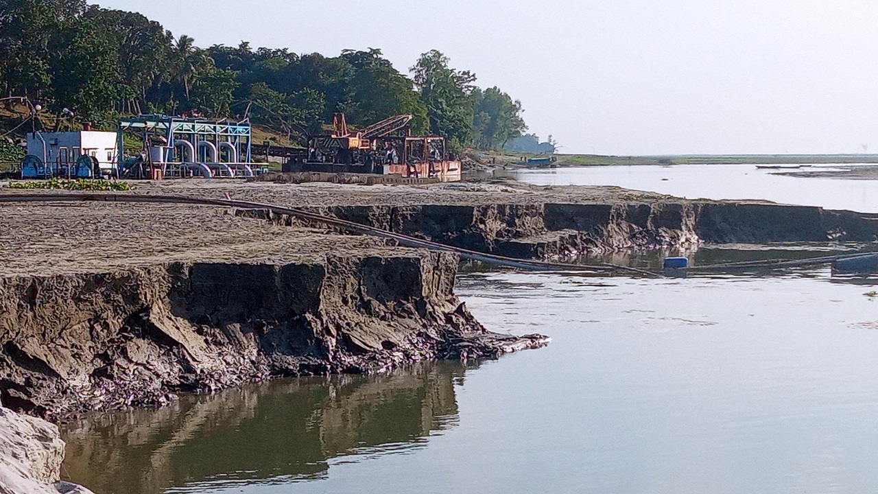যমুনা নদীর সরিষাবাড়ী অংশে চলছে বালু উত্তোলনের মহোৎসব। ছবি : কালবেলা