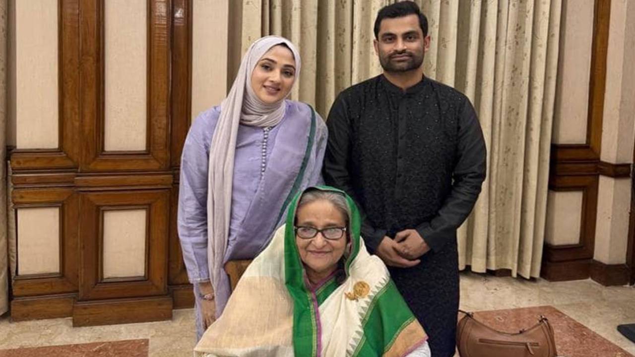 প্রধানমন্ত্রী শেখ হাসিনার সঙ্গে তামিম ও তার স্ত্রী। ছবি : সংগৃহীত