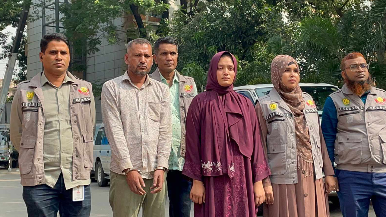 ডিবির হাতে গ্রেপ্তার প্রতারকচক্র। ছবি : কালবেলা