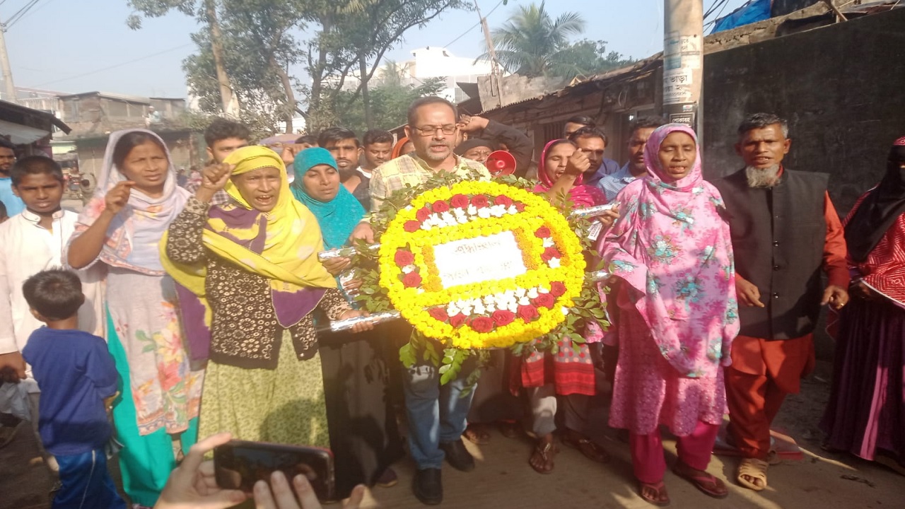 তাজরীন ফ্যাশন্সে অগ্নিকাণ্ডে শ্রমিক হত্যার বিচার ও ক্ষতিগ্রস্ত পরিবারকে উপযুক্ত ক্ষতিপূরণের দাবি জানিয়েছে গার্মেন্টস শ্রমিক ঐক্য ফোরামসহ বিভিন্ন শ্রমিক সংগঠন। ছবি : কালবেলা