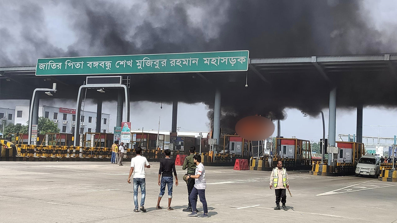 ধলেশ্বরী টোল প্লাজায় বাসে আগুন। ছবি : সংগৃহীত