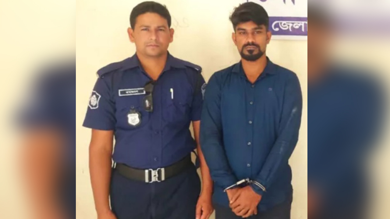 পুলিশের কাছে আটক মো. নুরে আলম রিয়াদ। ছবি : সংগৃহীত
