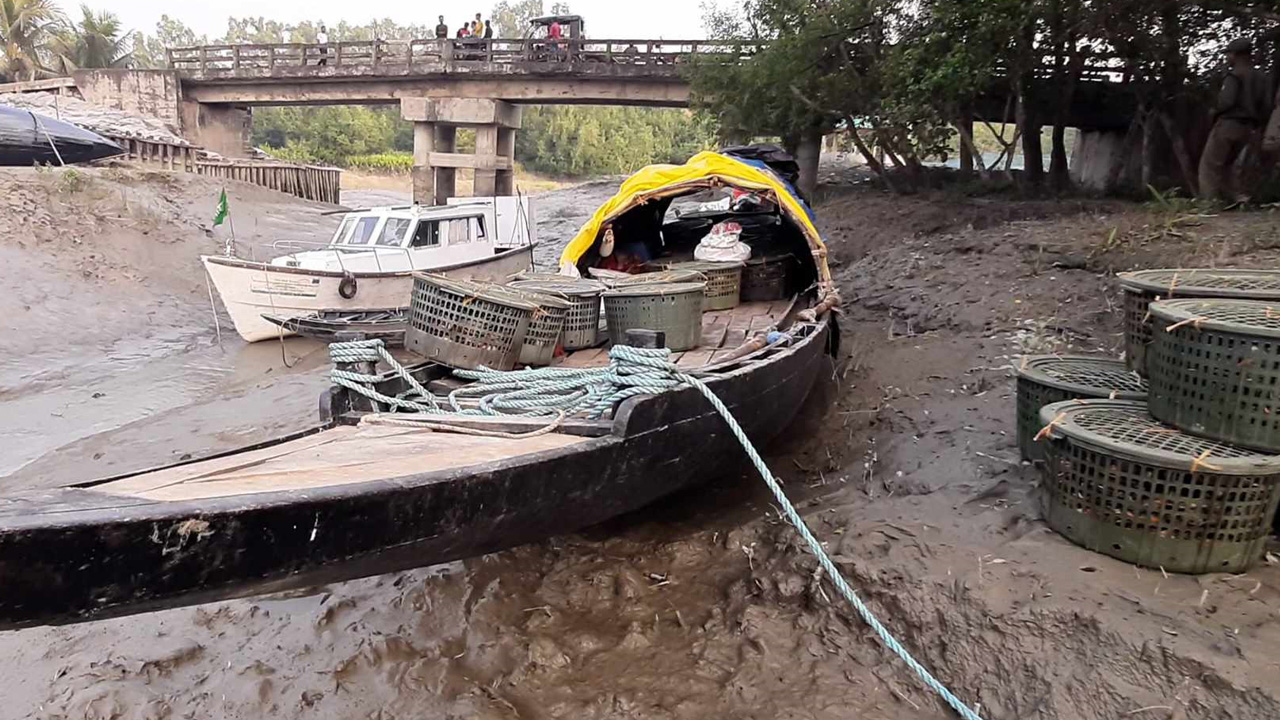 জব্দ করা নৌকা ও কাঁকড়া ধরার ফাঁদ। ছবি : কালবেলা