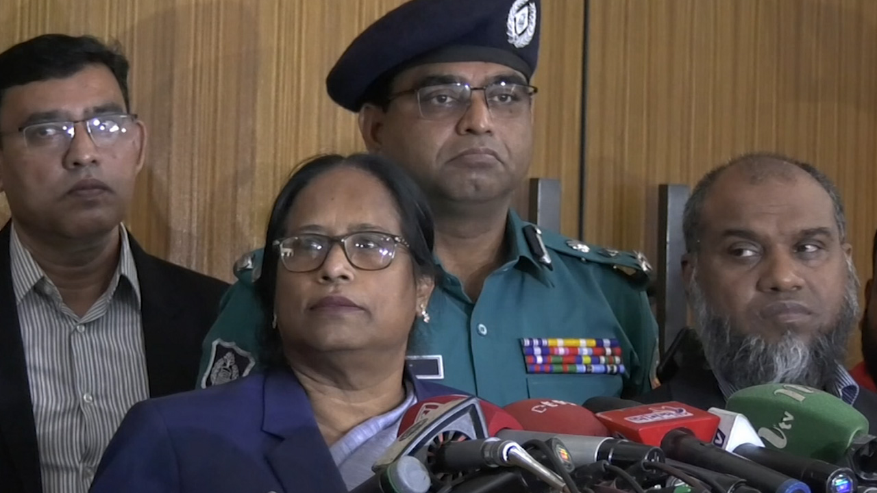 নির্বাচন উপলক্ষে রংপুরের চার জেলার প্রস্তুতি সভা শেষে সাংবাদিকদের সঙ্গে কথা বলেন ইসি রাশেদা সুলতানা। ছবি : সংগৃহীত