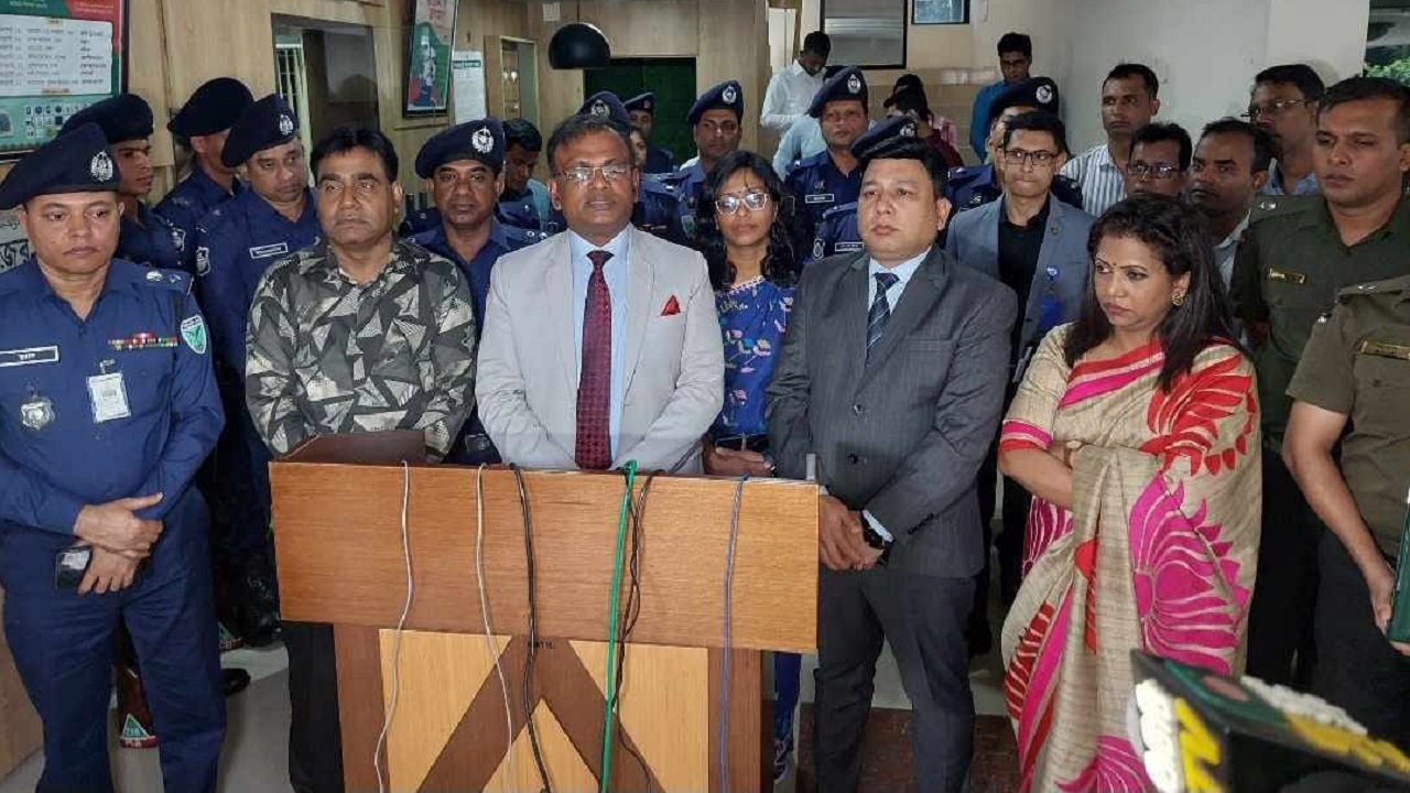 মৌলভীবাজারে সাংবাদিকদের সঙ্গে আলাপকালে ইসি আনিছুর। ছবি : কালবেলা