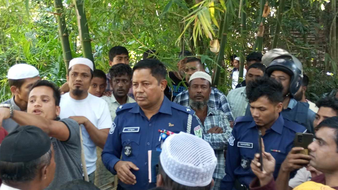সিলেটের জৈন্তাপুরে ঘটনাস্থল পরিদর্শন করে পুলিশ। ছবি : কালবেলা