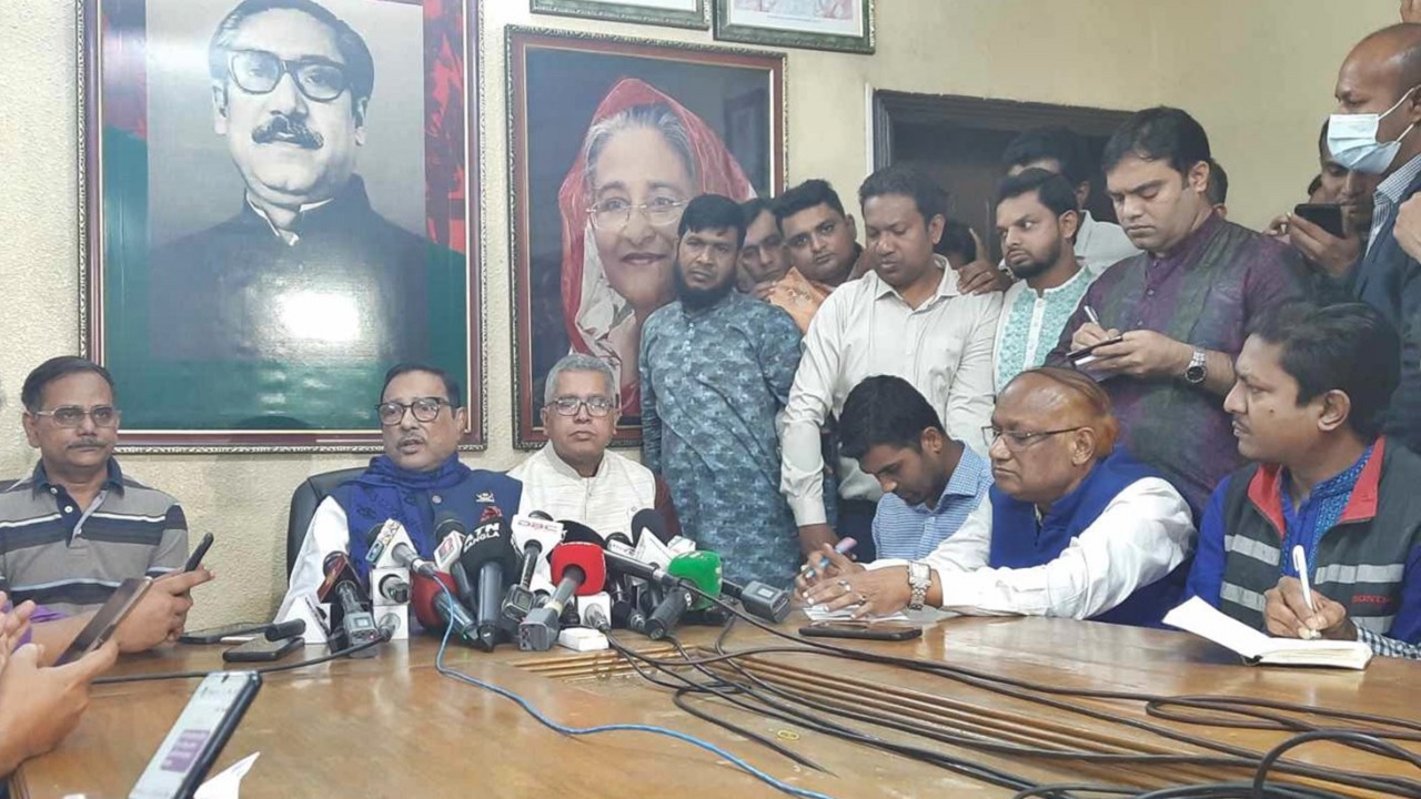 আওয়ামী লীগ সভাপতির ধানমন্ডির রাজনৈতিক কার্যালয়ে ব্রিফিংয়ে কথা বলছেন ওবায়দুল কাদের। ছবি : সংগৃহীত