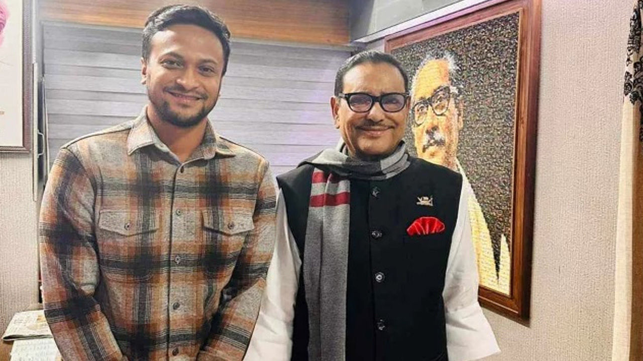 আওয়ামী লীগের সাধারণ সম্পাদক ওবায়দুল কাদেরের সঙ্গে সাকিব আল হাসান। ছবি : সংগৃহীত