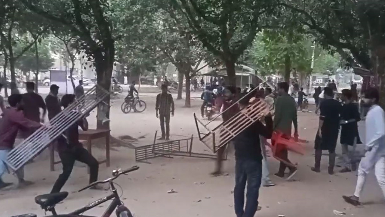 রাবিতে শুক্রবার ছাত্রলীগের দুই পক্ষের মারামারি হয়। ছবি : কালবেলা