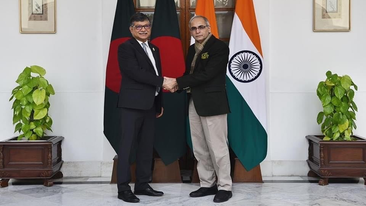 ভারতীয় পররাষ্ট্র সচিব বিনয় মোহন কোয়াত্রার সঙ্গে বৈঠক করছেন বাংলাদেশের পররাষ্ট্র সচিব মাসুদ বিন মোমেন। ছবি : বাসস